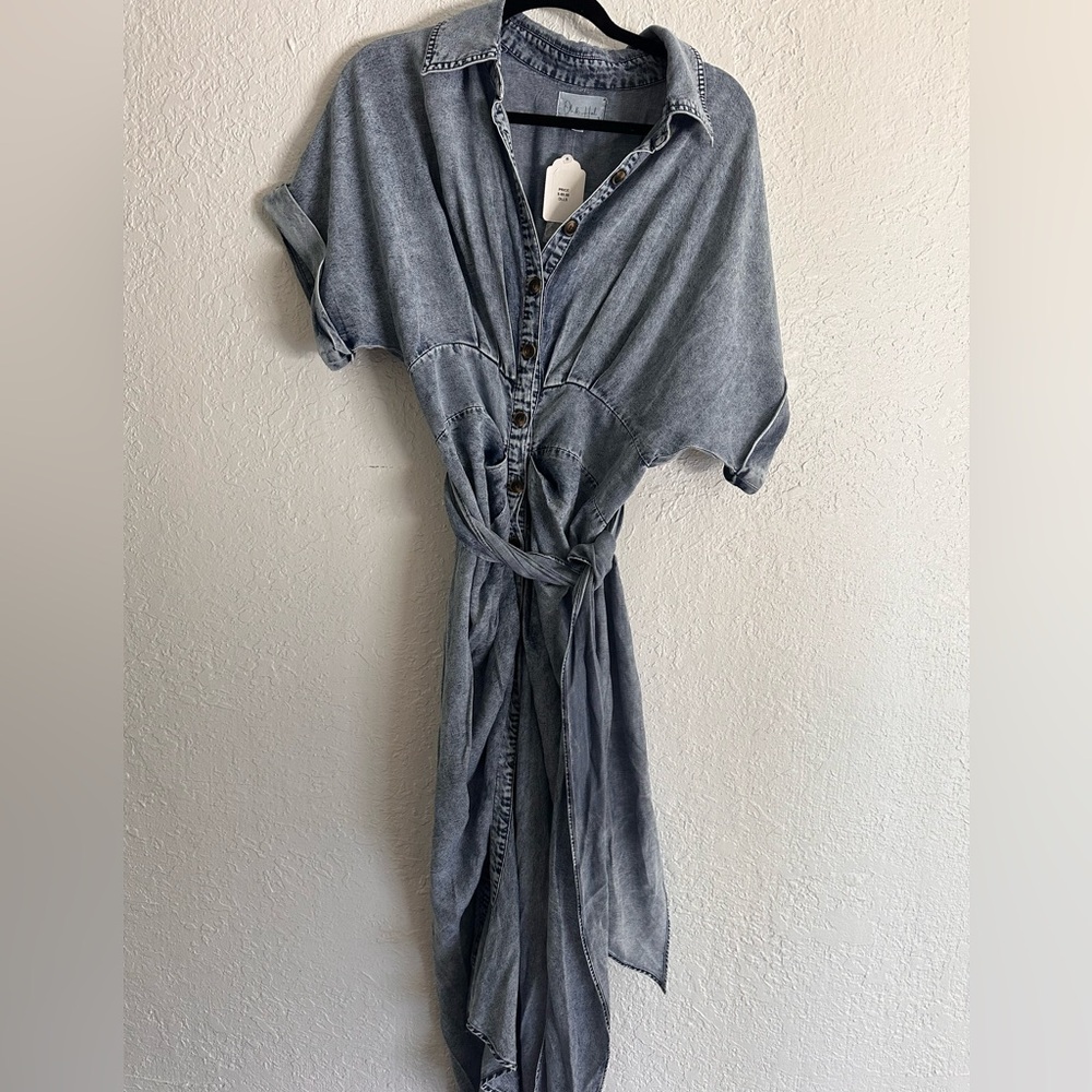 Soft denim dress with buttons and tie.